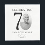 70 Fabulous Years 70th Birthday Pappersservett<br><div class="desc">Sjuttio fantastiska år med den här anpassningsbarna, 70-årsservetter. Den hederlige gästen är skickligt inramad i "0" av nummer 70 och skapar en roligt som blandar minimalistiskt svart och vitt med en modern chic. Anpassa med uppgifter om bild, namn och party för att skapa en unik décor från bord som säkert...</div>