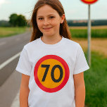 70 Hastighetsbegränsande vägtrafikskylt T Shirt<br><div class="desc">Krysta in i stil med den här roligten och fet grafik med en "Hastighetsgräns 70"-skylt på en flickas t-shirt! Perfekt för unga äventyrare som kärlek på den öppna vägen kombinerar en lekfull vib med en liten chic på motorvägen. Vare sig hon är en fläkt av roadtrips, bilar eller bara kärlek...</div>