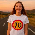 70 Hastighetsbegränsande vägtrafikskylt T Shirt<br><div class="desc">Slå vägen i stil med denna kvinnas t-shirt med en fetstilt och ikonisk bild med vägskylten "Hastighetsgräns 70". Perfekt för resa-entusiaster, landsvägsresenärer eller andra som behöver snabba hastigheter, ger den här designen en roligt och en nostalgisk beröring till din krigsmaskin. Den här t-tröjan är gjord av mjuk, andningsbar väv och...</div>