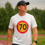 70 Hastighetsbegränsande vägtrafikskylt T Shirt<br><div class="desc">Slå vägen i stil med denna Manar Active-Shirt med ett fet grafikkort med hastighetsbegränsningen 70 vägskylt. Perfekt för springer, cyklister eller någon som kärlek på den öppna vägen, den här prestandatesten är gjord från lättviktsväv som är designad för behållan och som coola och bekvämlighet under alla aktiviteter. Med den ikoniska...</div>