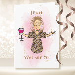 70 och Fabulous Funny Dam 70:e födelsedag Tecknad Kort<br><div class="desc">Är det en fantastisk person som vrider 70 (eller någon ålder) och som inte verkar bli äldre? Låt henne veta att hon fortfarande är fantastisk med det här kortet som du kan anpassa för namn och ålder</div>