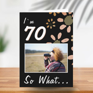 70 Så vad Roligt Citat 70-årsdag Blommig Foto Kort