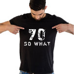 70 Så vad roligt sa 70:e födelsedagen Black Man T Shirt<br><div class="desc">70 Så vad roligt sa 70:e födelsedagen Black Man T-Shirt. Ett lustigt citat jag är 70 så vad i modern typsnitt och vit färg. Perfekt gåva till en person med en känsla av humor.</div>