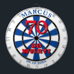 70, så vilken fin citat 70:e födelsedag Dartboard Darttavla<br><div class="desc">70,  så vilken fin citattypografi 70:e födelsedagsskåp. Underbar 70-årspresent till en kvinna eller man med en känsla av humor.  Du kan ändra namn,  datum och ålder.</div>