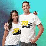 70 Så vilken roligt inspirationsoffert 70-årsdag T Shirt<br><div class="desc">70 Så vad roligt inspirationsoffert 70-årsdag T-Shirt. En modern T-shirt med ett motiverande och roligt citat 70 Så vad! Underbar som födelsedagspresent för en positiv person som firar 70-årsdagen. Texten är perfekt för en person med en känsla av humor. Texten är i svart och gult. Du kan ändra ålder.</div>
