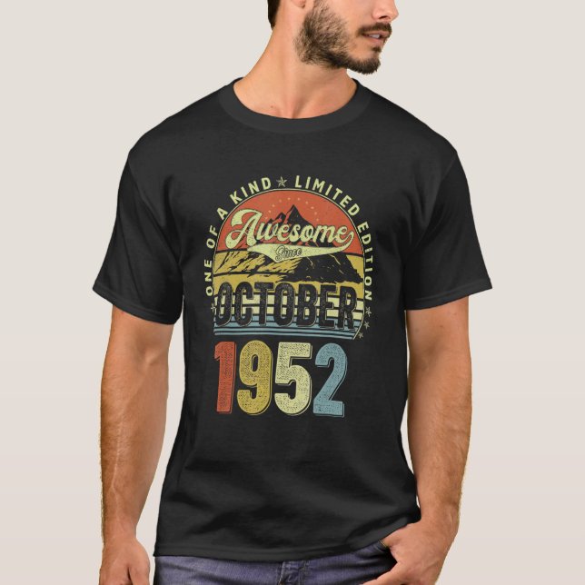 70 Year Old Awesome Since October 1952 70th Birthd T Shirt (Framsida)