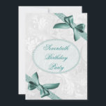 70th Damask and Bows-Födelsedagsfest Inbjudningar<br><div class="desc">Elegantens personlig/ personlig anpassningsbar 70:e / 70:e födelsedagsfesten firande inbjudningar för kvinnor. Vackra klasser ornerar vit blommigt och snurrar dämpar mönsterbakgrunden med söt, söt och snyggt hörntealblått/turkosa snöre och bågar tryckta bilder. På baksidan av inbjudningskortet finns en chic och ett snöre-format som du kan använda för att anpassa med din...</div>