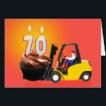 70th Födelsedag med muffin, stearinljus och Hälsningskort<br><div class="desc">En 70th födelsedagkortvisning som en gaffeltruck som bär en jätte- muffin med bränning,  undersöker överst.</div>