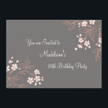 70th födelsedagsfest inbjudan för grå<br><div class="desc">70th födelsedagsfest inbjudan för anpassningsbar i eleganta grå färg,  persikarosor och för stilblommar för vit japanskt mönster för blommor för vintage. Tillfoga ditt namn,  och partyet specificerar för en unik och stilfull födelsedagsfest inbjudan.</div>