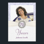 70th Födelsedagsfest inbjudanlavendeldamast Inbjudningar<br><div class="desc">Inbjudningar för party för personligfödelsedagöverrrakning -- fullständigt inbjudningar för foto för anpassadefaux knäppas fick- med damastast bakgrund för antik lavendel och elegantmonogramen på vitband. Tillfoga ditt egna foto och skräddarsy namn, datera och specificerar för det lyckliga tillfället. Perfekt för både contemporary- eller vintagefoto. Kan lätt skräddarsy för årsdagpartyn, bröllop, möhippa,...</div>