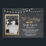 70th Lantlig guld- inbjudan för<br><div class="desc">den 70th födelsedagen - tillfoga ditt foto till denna inbjudan för vintagestilkrita. Tillfoga någon ålder. Dra tillbaka det inklusive trycket.</div>