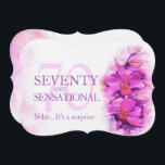 70th Orchidvattenfärglilor 70 och Inbjudningar<br><div class="desc">Härlig stylized lös vattenfärgorchidblomma med hjärtformade petals i blom- sjuttio för purpurfärgad och rosa konst och uppseendeväckande 70th överrrakningfödelsedagsfest inbjudan. Skuggat i rosa och purpurfärgade strålpunktorchidtoner. Redigera dessa inbjudningar med ditt egna ord och födelsedagår. Den unika design- och originalvattenfärgen stylized orchids som målar vid Sarah Trett. www.sarahtrett.com för www.mylittleeden.com på...</div>