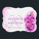 70th Orchidvattenfärglilor 70 och Inbjudningar<br><div class="desc">Härlig stylized lös vattenfärgorchidblomma med hjärtformade petals i blom- sjuttio för purpurfärgad och rosa konst och uppseendeväckande 70th överrrakningfödelsedagsfest inbjudan. Skuggat i rosa och purpurfärgade strålpunktorchidtoner. Redigera dessa inbjudningar med ditt egna ord och födelsedagår. Den unika design- och originalvattenfärgen stylized orchids som målar vid Sarah Trett. www.sarahtrett.com för www.mylittleeden.com på...</div>