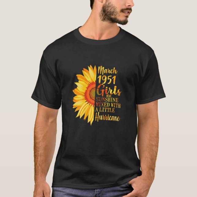 71-årig född i mars 1951 71:e födelsedagen t shirt (Framsida)