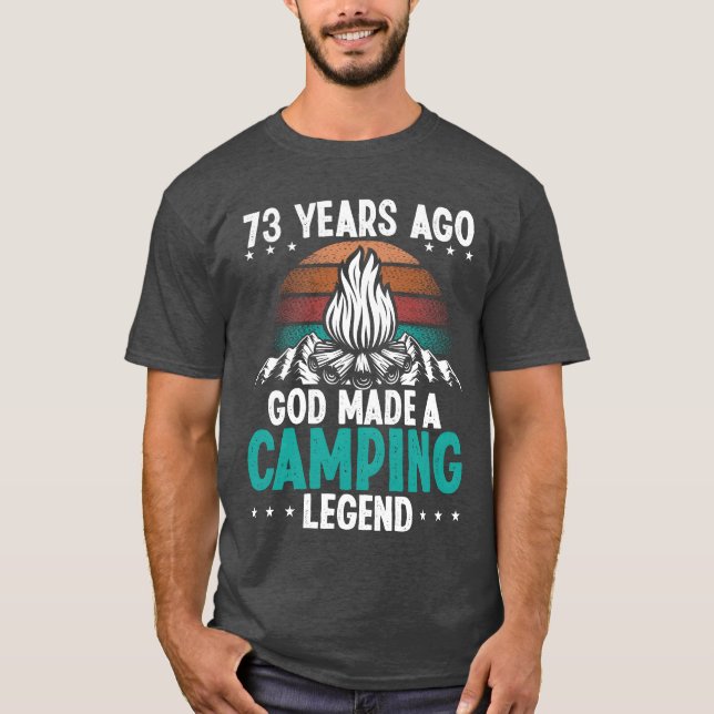 73-årig campinglegend Scout 73-födelsedagscamper T Shirt (Framsida)