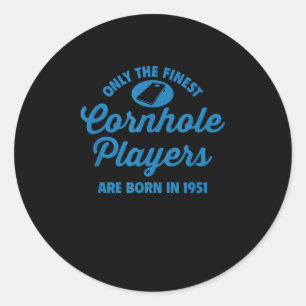 74-åriga Cornhole Player 1951 74:e födelsedagen Runt Klistermärke