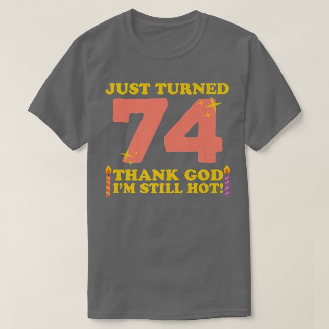74 tack och lov.. Hett 74:e födelsedagen. T Shirt (Design framsida)