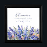 75:e födelsedag 7 juli födelsemånad blomma minnesask<br><div class="desc">Elegant: Blå larkspurblommor med sommarfärg skapar en vacker blommigt gräns vid grund i den här presentlådan från juli Birth Flower. Larkspur eller delphinium-blommor är Julblomman. Ett trendig typsnitt kombinerar ge och är en modern estetisk. Hela texten kan redigeras.</div>