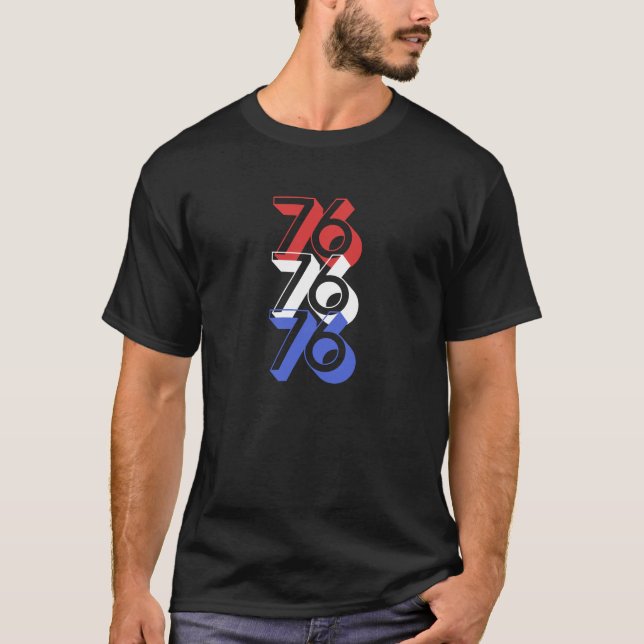 "76 Patriotic V-Nacke Tee - 4 juli (Framsida)