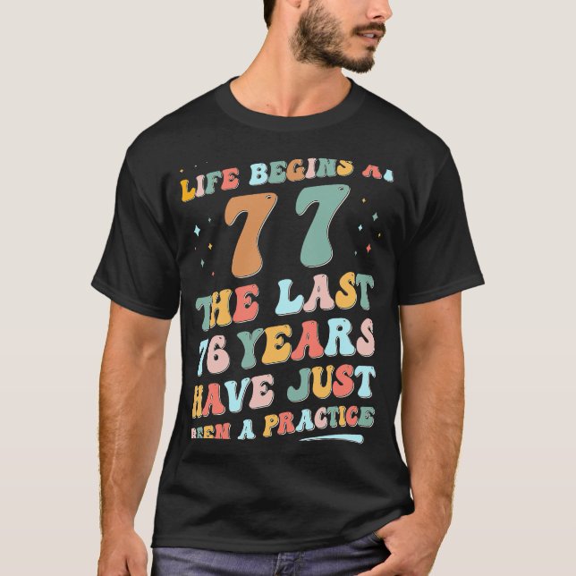 77-årsdagen Man Woman 2023 Groovy Life börjar på T Shirt (Framsida)