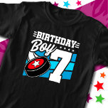 7 års gammal Hockey Party Theme 7:e Birthday Boy T Shirt<br><div class="desc">Den här födelsedagsfesten är perfekt för en 7-årig pojkes hockeytema-födelsedagsfest för att fira deras 7:e-födelsedag! Underbar för barn att kärlek ska spela hockey,  titta på hockey eller framtida hockeystjärnspelare! Har en hockey puck-grafik med nummer 7 för en pojkes 7:e-födelsedag.</div>