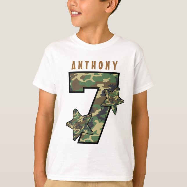 7:e Birthday Boy Camo och Stars eget namn V01G T-shirt (Framsida)