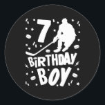 7:e Birthday Boy Ice Hockey Kids 7 år gammal Party Runt Klistermärke<br><div class="desc">7:e Birthday Boy Ice Hockey Kids 7 år gammal Party Gift</div>
