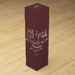 7:e Bröllop-årsdagen Presentask för Vinflaska<br><div class="desc">Är inte detta en roligt,  vintage-eque bort för att markera din speciella dag,  en underbar Zazzle vin-låda för att uppmärksamma din 7:e-bröllop-årsdag i vintage,  ditt namn och en nod till 7:e-årsjubiléerna,  ylle,  koppar,  min frisisk och onyxgrafik..</div>