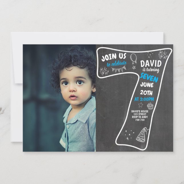 7:e födelsedagsjokalkbrädet med fotoblått nummer inbjudningar (Framsida)