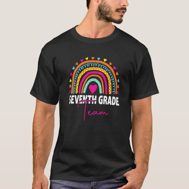 7th Grade Teacher Rainbow Back To School Hello Sev T Shirt (Framsida)