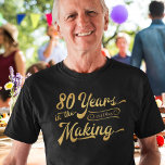 80 års födelsedag Retro 80 år i Skapar T Shirt<br><div class="desc">Retro 80-årsdag T-shirt med titeln 80 ÅR I den SKAPAR personligen med hans eller hennes födelseår inom designen i guld på ditt val av tyg färg och kläder stil. ASSISTANS: Om du vill ha hjälp med designändringar eller anpassning, ändra storlek på färg, flytta designen till en annan produkt eller om...</div>