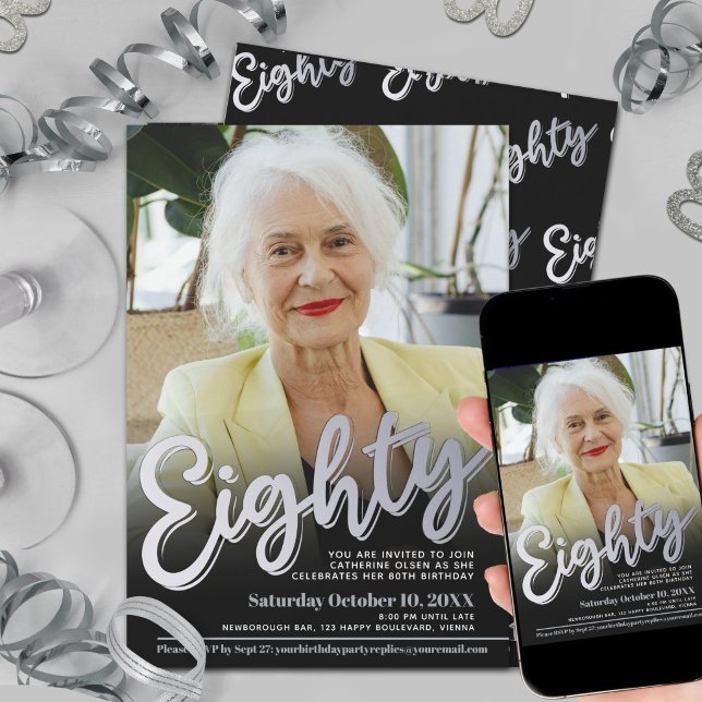 80-års födelsedagsfoto silver åttio script fest inbjudningar (Skapare uppladdad)