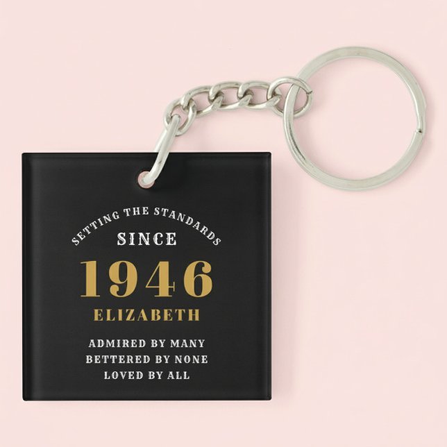 80-årsdag 1946 Svart Guld För Henne Personlig (Born 1946 birthday keychain. Pastel background.)