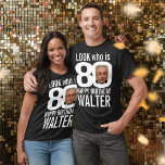 80-årsdag, mono, 80-anpassningsbars foto och namn t shirt<br><div class="desc">80-årsdagen, vit ut, se vem som är 80-anpassningsbars foto och namn t-shirt. Roligtens 80:e personligens fotovita födelsedagstest. Anpassa den här födelsedagskjortan med ett foto på födelsedagstjuken eller flickan i mitten på siffran 0. Underbar idé om att lägga till lite roligt till en åttionde födelsedagsfest i milstolpen eller till ge som...</div>