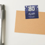 80-årsdagen av marinblå silver-stjärnor magnet<br><div class="desc">För 80:e födelsedagsfesten. En marin blå bakgrund färg med faux silver-stjärnor. Den blå färg är ojämn. Lägg till ditt namn,  text. Du kan använda som Spara datumpåminnelse för gästerna,  festen eller som en keepsaké.</div>