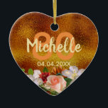 80-årsdagen guld blommigt namn julgransprydnad keramik<br><div class="desc">Faux guld foil som bakgrund. En vacker mjuk rosa ros,  vita körsbärsblommor och dahlias. Mallar för namn,  80-årsåldern och ett datum. Födelsedatum eller födelsedatum. Golden brev. Namn är skrivet med ett handskript för trendiget stil. Perfekt som 80-årsdag eller som födelsedagspresent.</div>