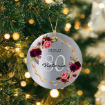 80-årsdagen silver blommigts geometrisk burgundi julgransprydnad keramik<br><div class="desc">Ett 80-årsjubileum med mallar för namn,  datum och 80-årsålder. Trendig bohemian boho stil. Dekorerad med vattenfärgat ro i burgundi och rosa. Glamorös,  glansig faux silver-metallisk tittar bakgrund både fram och bak. Ett faux guld geometric ram. Perfekt både som födelsedagspresent,  keepé eller som party födelsedagsfest dekoration.</div>