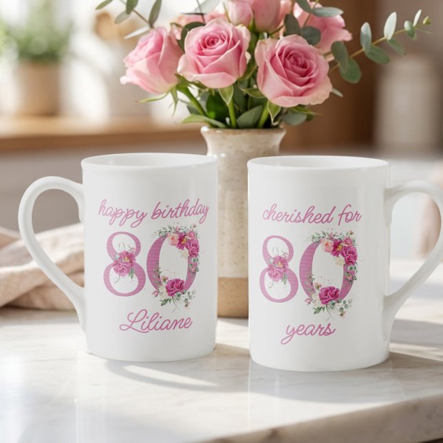 80-årsfirande Blomstertal 80 år Benporslin Mugg (80th Birthday mug for her - editable wording, easy to change name for mom, nana etc.)