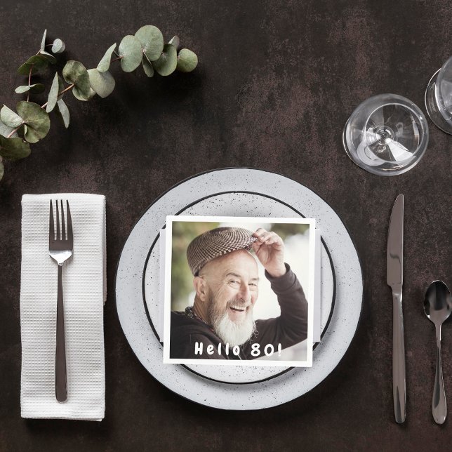 80-årsfotokillar manar pappersservett (Skapare uppladdad)