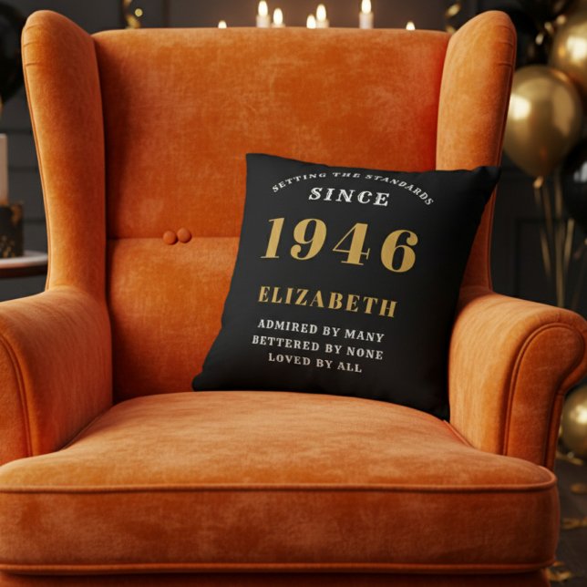 80-årspresent Personlig 1946 Svart Guld Kudde (A vibrant orange velvet wingback armchair with a black throw pillow for an 80th birthday celebration)