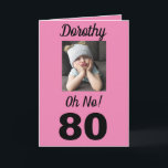 80:e Åh nej! Birthday Funny Grumpy Girl Card Kort<br><div class="desc">Ha roligt på en milstolpe för 80 år med ett "Åh nej!" kort. Hon kommer att le på rosa,  vitt och svart färg tillsammans med det uppmuntrande budskapet till "Firande!". En modern och minnesvärd design fångar den häpnadsväckande känslan hos den roliga grumpy tjejen.</div>