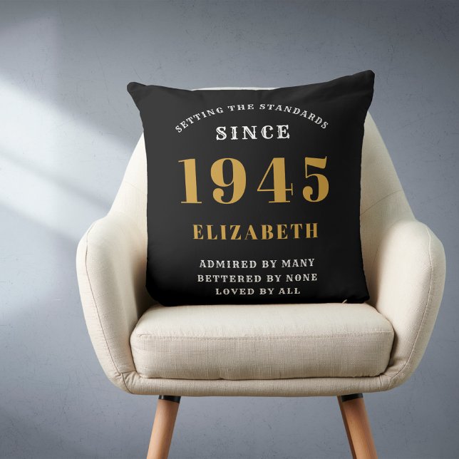 80:e födelsedag 1945 Svarta Guld dam Personlig Kudde (Personalized 80th birthday throw pillow on a chair)