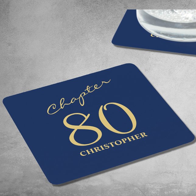 80:e födelsedag Blått Guld Kapitel 80 Underlägg Papper Kvadrat (Personalized 80th birthday paper coasters in blue and gold.)