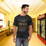 80:e födelsedag Born 1943 Black Add your Name Kärl T Shirt<br><div class="desc">Gratulera till fantastisk av din kära 80-årsdag med den här coolan och den tidlösa anpassningsbarna t-shirt! Denna svarta och guld t-shirt kan vara personlig med namn och det år de föddes (1943). Det är perfekt för födelsedagsfester, familjemöten och speciella tillfällen. Visa din kärlek och uppskattning för din familjemedlem med den...</div>