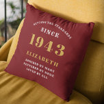 80:e födelsedag född 1943, fött tillsatt ditt namn kudde<br><div class="desc">Fira en speciell 80-årsdag i stil med eleganten rött och guld dekorativ kudde. Anpassa den med namn på den speciella födelsedagspojken eller flickan, liksom det år de föddes 1943. Denna vackra kudde av anpassningsbarna kommer säkert att skötas i åratal av kom och kommer att utgöra ett underbart komplement till varje...</div>