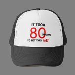 80:e födelsedag ger för manar truckerkeps<br><div class="desc">Den här hatten är en 80-årsdagars gåva för manar och har orden "Det tog 80 år att få den här hatten". Hatten är underbar för den man som tycker om humor och för alla som behöver 80-åriga presentidéer. Copyright Kathy Henis</div>