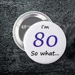 80:e födelsedag.. Jag är 80. Knapp<br><div class="desc">80:e födelsedag Jag är 80,  så vilken citattecken för någon som firar 80:e födelsedag. Det kommer med ett lustigt citat jag är 80 så vad,  och är perfekt för en person med en känsla av humor.</div>