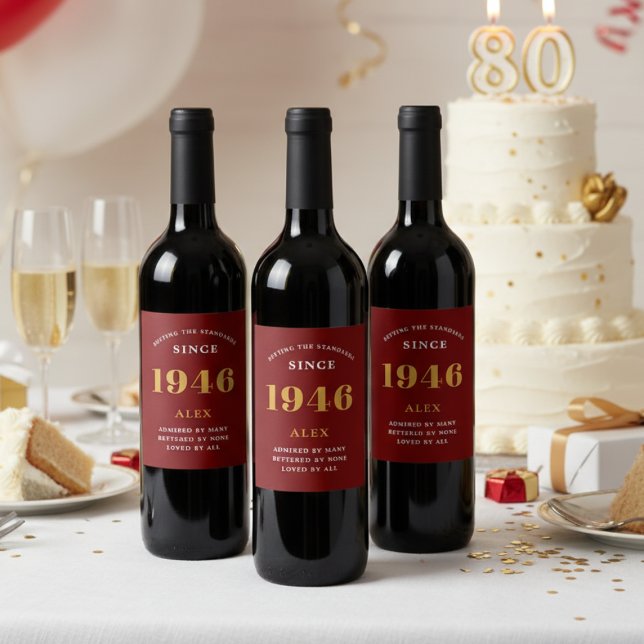 80:e födelsedag Namn 1946 Röda Guld Elegant Chic Vinflaska Etikett (Red wine bottle labels on dark wine bottles.)
