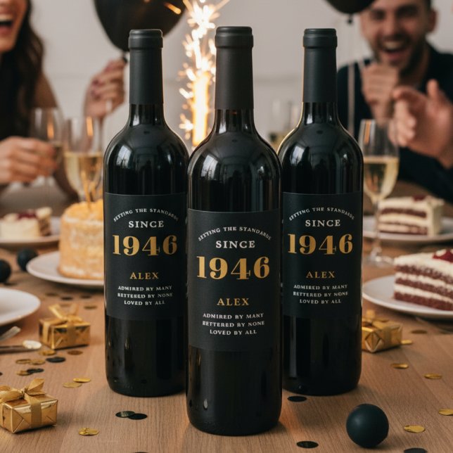 80:e födelsedag Namn 1946 Svarta Guld-Elegantens C Vinflaska Etikett (1946 wine bottle labels on dark wine bottles sat on a party table.)