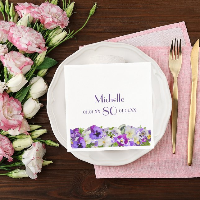 80:e födelsedag violett pansies blommor vit pappersservett (Skapare uppladdad)